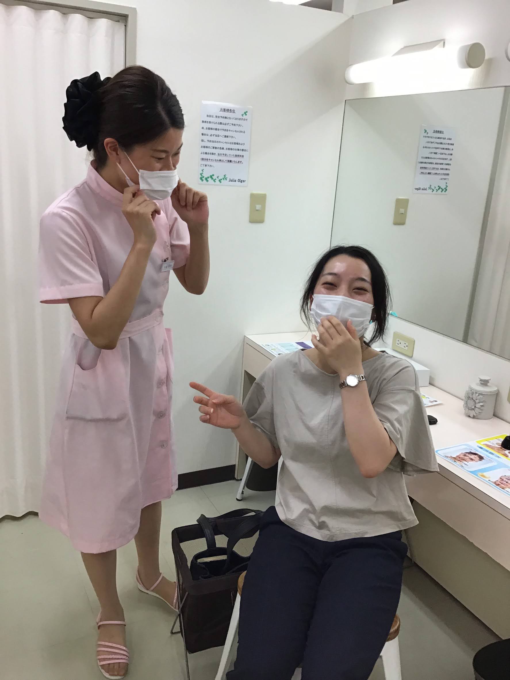 お客様とスタッフが笑顔で会話している様子