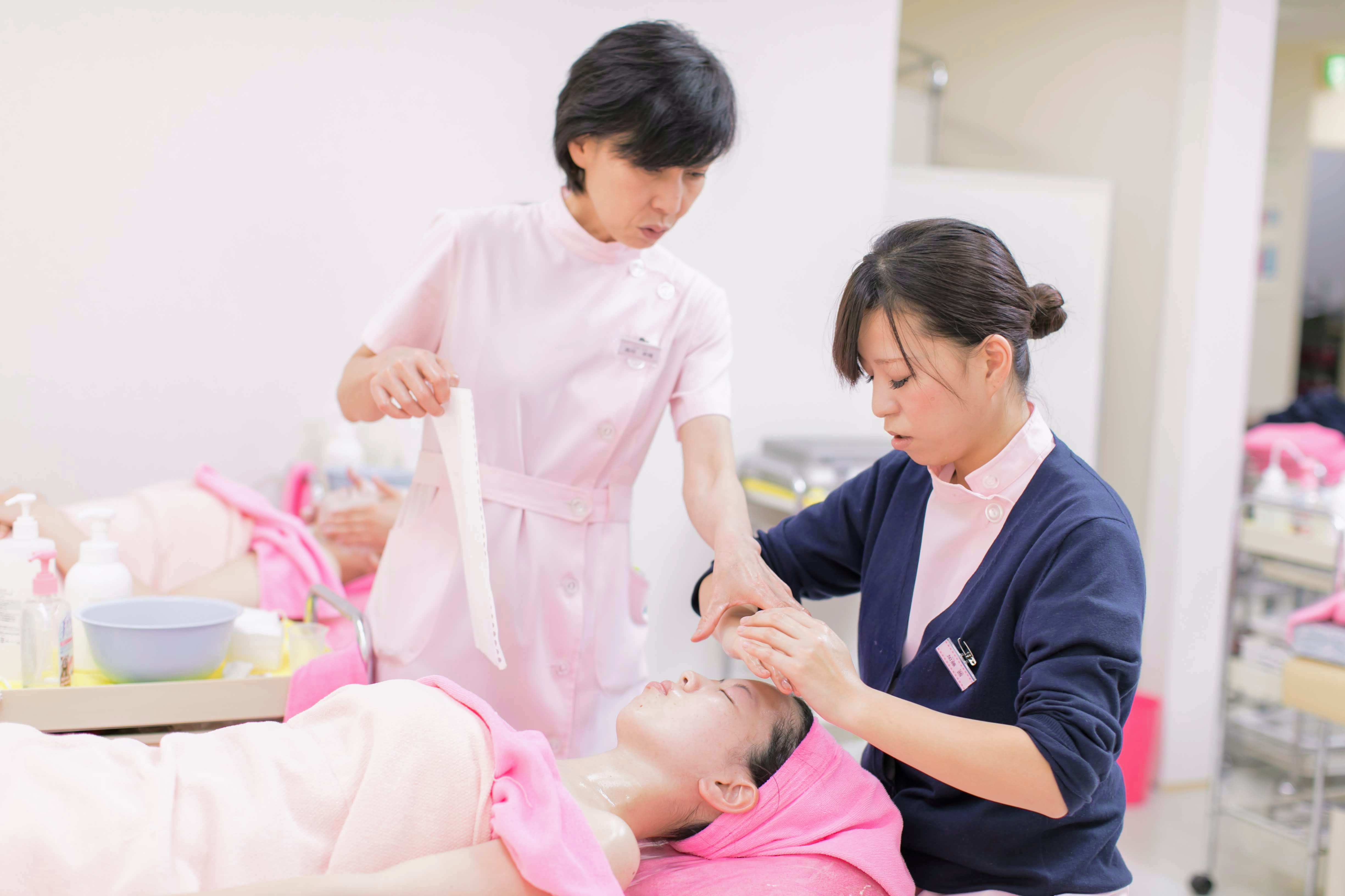 スタッフが施術の力加減を確認している様子